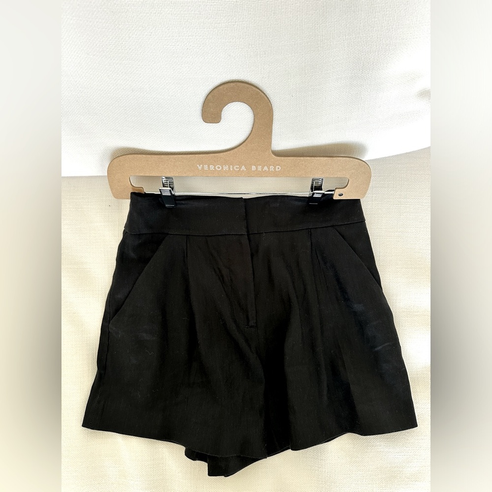 NWOT Veronica Beard Pleated Linen shorts with front side pockets.